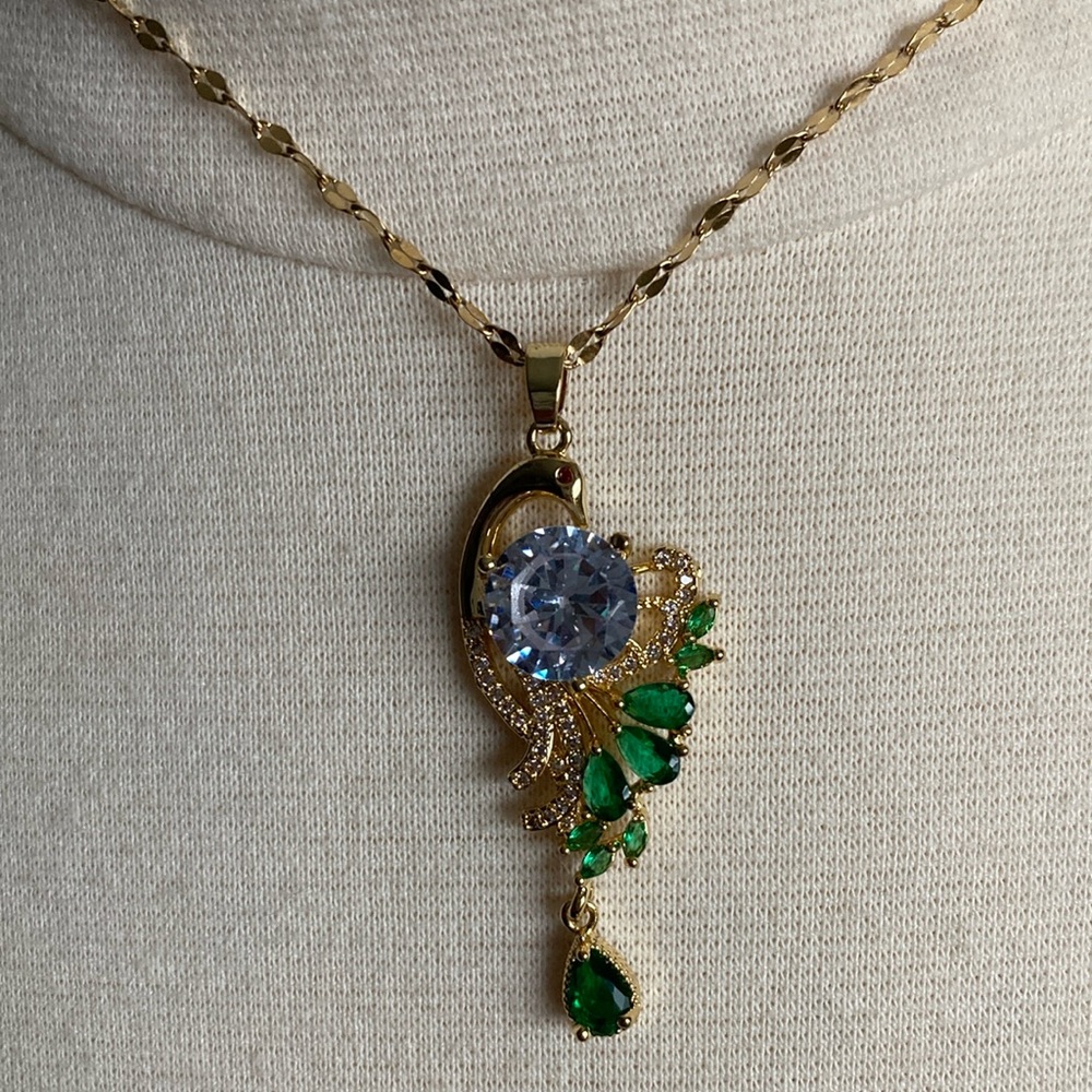 Elegant Gold and Green Necklace